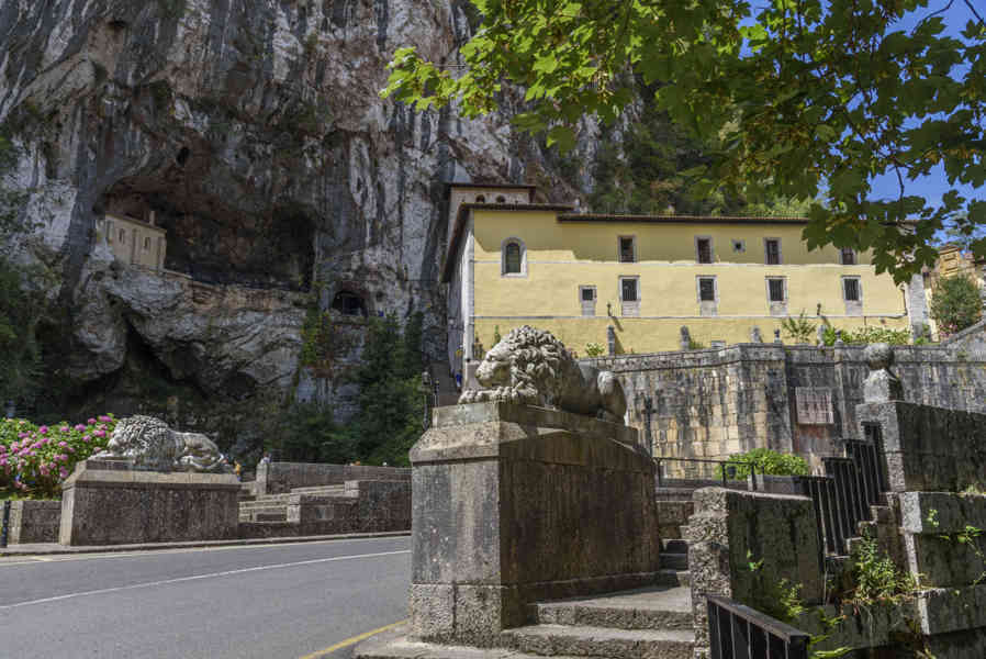 Principado de Asturias 026 - parque nacional de los Picos de Europa - santuario de Covadonga.jpg